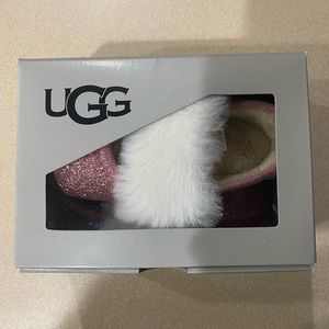 Pink Ugg infant girls ballet fluffy flats, pink.